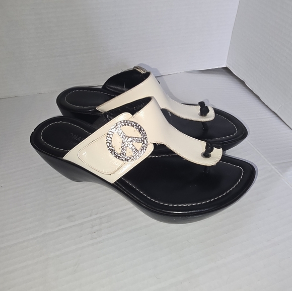 Donald J. Pliner Shoes - Donald J. Pliner Thong Sandal Size 6.5